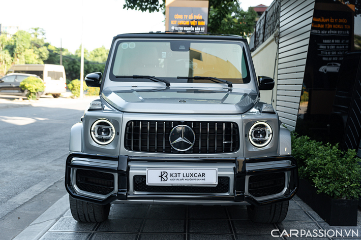 Đầu xe vẫn có thiết kế giống với những chiếc G63 thông thường khác như cản trước có các hốc hút gió cỡ lớn, lưới tản nhiệt nan dọc cùng logo là cách bố trí đặc trưng của dòng AMG mang tên Panamericana. Đèn pha LED Multibeam dạng tròn, đèn xi-nhan được bố trí tách biệt phía trên nắp ca-pô. Ngoài ra, xe được lắp thêm phần bảo vệ cản trước sơn màu đen tạo vẻ hầm hố hơn.