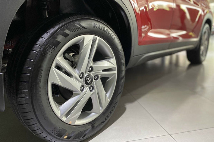 Hyundai Creta bản Đặc biệt được nhiều khách Việt ưa chuộng do sở hữu mức giá chưa tới 700 triệu đồng nhưng lại không có chênh lệch quá nhiều về trang bị so với bản Cao cấp. Khác biệt chính giữa 2 phiên bản này chủ yếu là gói công nghệ Smart Sense còn nhìn từ bên ngoài, bản Đặc biệt không khác gì bản Cao cấp.