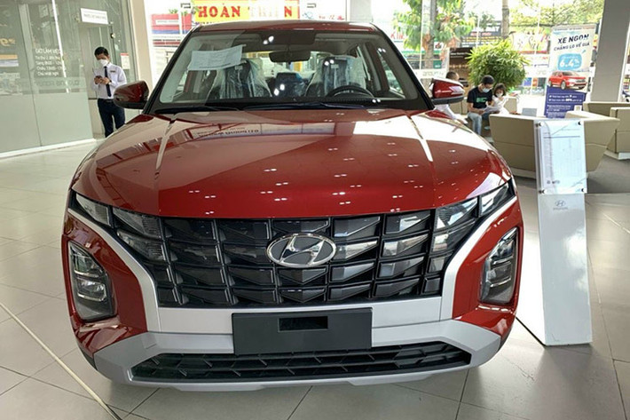 Cụ thể, một đại lý tại Hà Nội đang bán Hyundai Creta 2022 giảm giá cao nhất tới 35 triệu đồng cho bản Cao cấp và 15 triệu đồng cho bản Đặc biệt còn bản Tiêu chuẩn được giảm 20 triệu, đưa giá bán thực tế của 2 phiên bản này hạ xuống còn 705 triệu, 675 triệu và 620 triệu đồng.