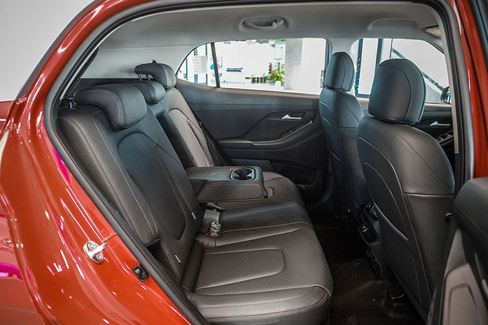 Hyundai Creta 2022 là mẫu xe thay thế Kona ở phân khúc crossover hạng B tại thị trường Việt Nam. Kể từ khi ra mắt, mẫu xe đã nhanh chóng được đón nhận với lượng đơn đặt hàng cao, trong khi do tình trạng thiếu chip bán dẫn nên nguồn cung chưa đáp ứng đủ.