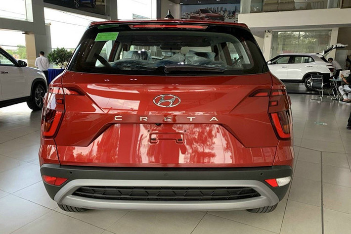 Trong 3 phiên bản này, Hyunbdai Creta bản Cao cấp tương đối kén khách do người dùng chủ yếu săn đón bản Đặc biệt nên cũng lý giải sự khác biệt về mức giảm giá. Ở một số đại lý khác, Hyundai Creta cũng được áp dụng mức giảm giá gần tương tự, không có quá nhiều chênh lệch, có nơi còn tặng thêm gói phụ kiện chính hãng.