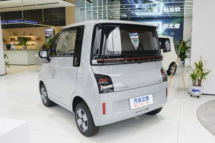 Về kích thước, phiên bản hai chỗ (Standard Range) có kích thước dài x rộng x cao lần lượt là 2599 x 1505 x 1631 mm và chiều dài cơ sở 1635 mm. Trong khi đó phiên bản 4 chỗ (Long Range) có kích thước dài x rộng x cao lần lượt là 2974 x 1505 x 1631 mm với chiều dài cơ sở 2010 mm.