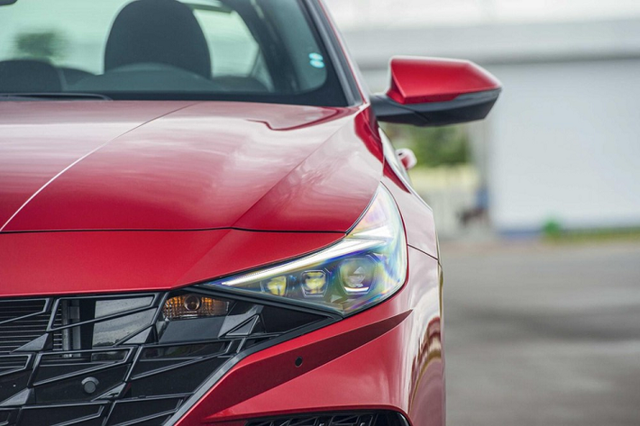 Cụ thể, mẫu xe sedan Hyundai Elantra N-line 2023 có cản trước thể thao hơn với hốc gió tạo hình xương cá, phía sau có sự xuất hiện của hệ thống ống xả kép.