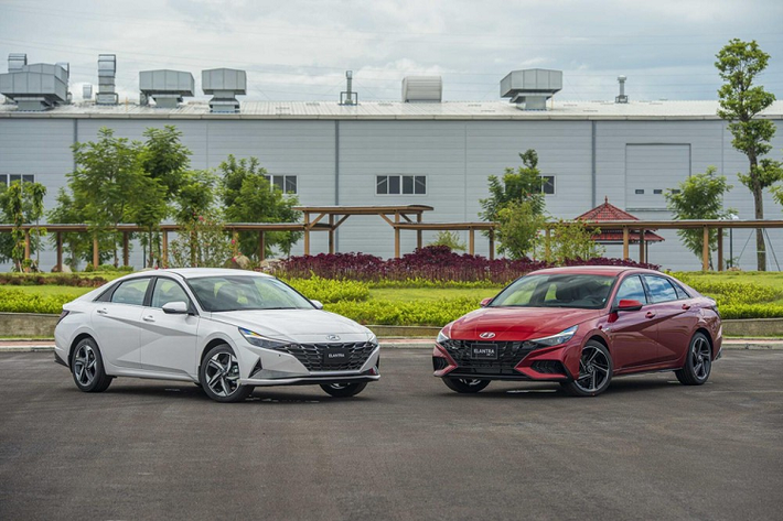 Hyundai Elantra 2023 tại Việt Nam đã chính thức ra mắt và đang là chủ đề “hot” được nhiều người dùng quan tâm, bởi thế hệ mới của mẫu sedan hạng C này không chỉ có nhiều thay đổi đáng chú ý mà giá bán lại còn nằm ở mức hấp dẫn, có phiên bản rẻ ngang Kia K3, bản cao nhất lại chưa tới 800 triệu đồng (bản N-line hiệu suất cao).