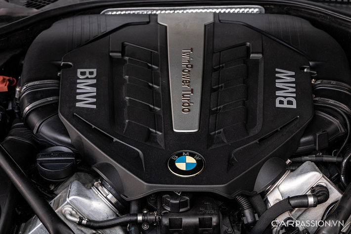 F13 650i 2011-2013 có 2 phiên bản động cơ xăng và dầu, chiếc xe trong bài là động cơ xăng có mã N63 - đây là cụm động cơ xăng V8 tăng áp đầu tiên của BMW được sản xuất từ năm 2008. Nhiều người cho rằng 650i cùng động cơ M6 nhưng thực tế thì không.