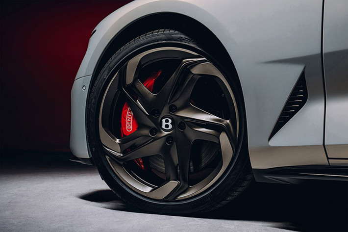 Đèn hậu của Bentley Mulliner Batur cũng có thiết kế thanh mảnh, khách hàng của Bentley có thể yêu cầu bổ sung cánh lướt gió di động trên Batur dưới dạng trang bị tùy chọn