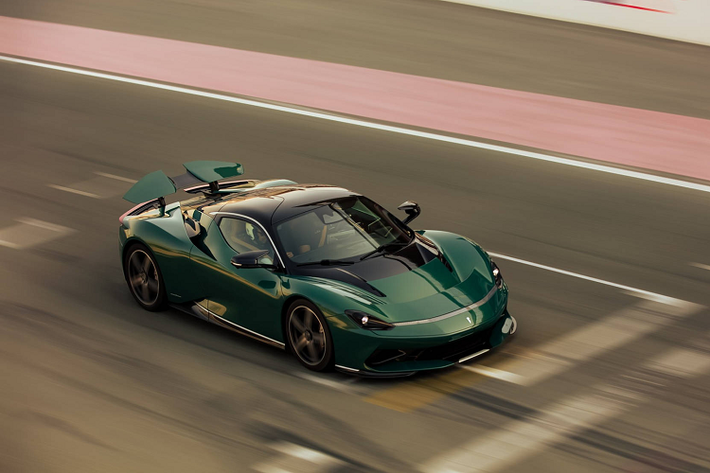 Điều đáng nói là mẫu siêu xe Pininfarina Battista chạy điện này đã thực hiện được loạt thành tích vô cùng ấn tượng khi chạy thử nghiệm trên bề mặt đường tiêu chuẩn, không cần phải dùng đến sự hỗ trợ từ chất nhựa resin giúp tăng độ bám đường như VHT hay PJ1 TrackBite.