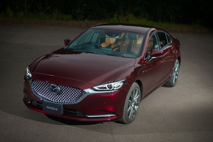Bên trong xe, Mazda6 phiên bản đặc biệt được nhà sản xuất nâng cấp bằng logo "20th Anniversary" thêu trên tựa đầu ghế trước/thảm sàn, mặt táp-lô cũng như tapi cửa bọc da màu nâu và ghế bọc da Nappa.