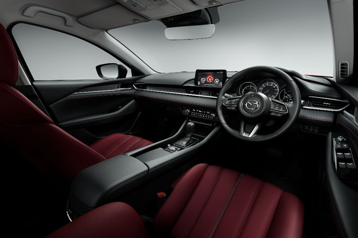 Trong khi đó, Mazda6 2023 phiên bản 20th Anniversary Edition có những điểm nhấn riêng như lưới tản nhiệt sơn màu bạc, logo trên chắn bùn trước, bộ vành nhôm 19 inch màu sáng và cửa sổ trời trượt chỉnh điện, có thể lật nghiêng.