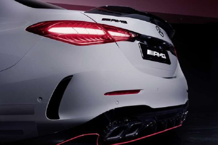 Sức mạnh này cho phép chiếc xe tăng tốc 0-96 km/h trong 3,3 giây. Tốc độ tối đa là 280 km/h. Mức giá xe Mercedes-AMG C63 F1 Edition 2023 mới hiện vẫn chưa được công bố chính thức.