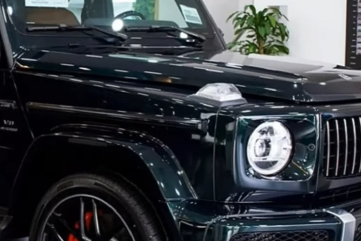 Giá xe Mercedes-AMG G63 V1 chính hãng từ 11,75 tỷ đồng, tức cao hơn 800 triệu đồng so với chiếc xe SUV hạng sang Mercedes-AMG G63 tiêu chuẩn. Ngoài những khác biệt trên, hệ truyền động của xe G63 V1 không có gì khác biệt.