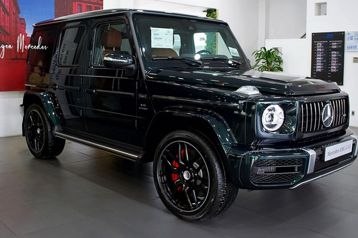 Ở ngoại hình của Mercedes-AMG G63 V1 chỉ khác xe tiêu chuẩn đang bán chính hãng chính là bộ mâm 22 inch, sơn đen mờ, vốn là đặc điểm riêng của Mercedes-AMG G63 Edition 1 với hơn 35 xe về nước, lăn bánh trên đường, tuy nhiên, bộ mâm này cũng đã vào danh sách tùy chọn từ lâu với giá trên 100 triệu đồng và có đâu đó trên 70 xe Mercedes-AMG G63 tiêu chuẩn sở hữu trang bị mâm này.