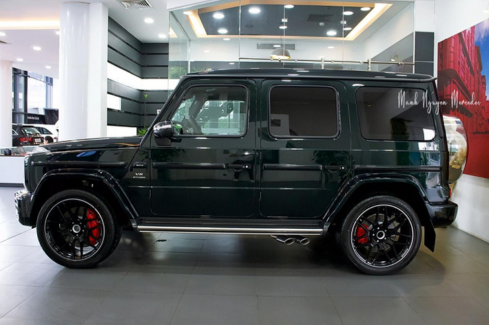 Danh sách các đồ chơi trên xe Mercedes-AMG G63 V1 2022 mới ra mắt tại Việt Nam bao gồm mâm xe đa chấu 22, inch, gói thiết kế nội thất Superior Line, vô lăng AMG với nút bấm đặc trưng, hàng ghế trước tiện nghi với nhiều chế độ massage và làm mát, gói trang bị mở rộng tính năng giải trí và thư giản Energizing