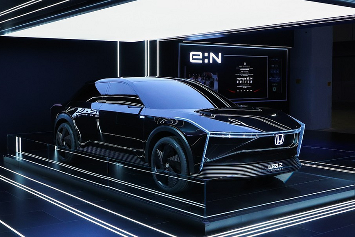 Tại triển lãm Ô tô Nhập khẩu Quốc tế Trung Quốc (CIIE) 2022, hãng Honda đã bất ngờ vén màn mẫu xe concept hoàn toàn mới mang tên e:N2. Đúng như tên gọi, Honda e:N2 Concept chạy điện thuộc thương hiệu e của hãng Honda. Đây là thương hiệu mới được thành lập để chuyên sản xuất ôtô điện của hãng xe Nhật Bản.