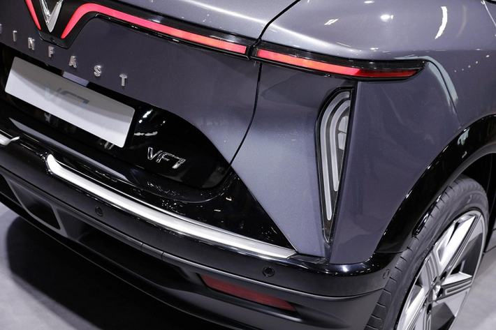 So với VF6, VinFast VF7 có kích thước lớn hơn. Mẫu xe này được định vị trong phân khúc SUV cỡ C. Đáng tiếc là hiện thông số kỹ thuật và trang bị của VinFast VF7 vẫn được giữ kín.