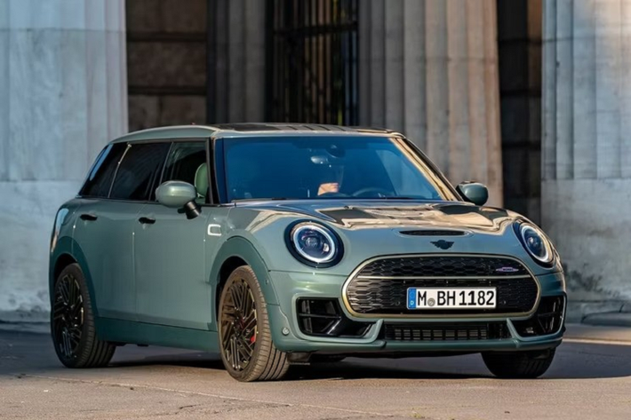 9 MINI Cooper Clubman S ALL4 MINI Cooper S Clubman 2023 có kiểu dáng độc đáo là một sự thay thế tuyệt vời cho những chiếc crossover, xe được trang bị AWD sẽ tỏ ra hữu ích khi lái xe trong điều kiện thời tiết khắc nghiệt. Tất cả các mẫu Mini Cooper S Clubman 2023 đều lấy động lực từ động cơ 4 xi-lanh, tăng áp, dung tích 2.0 lít, công suất 189 mã lực với thời gian 0-97 km/h chỉ dưới 6,5 giây. Xe có giá khởi điểm 36.600 USD.