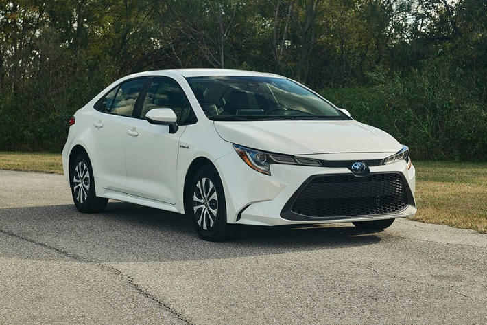 7 Toyota Corolla Hybrid LE Toyota Corolla Hybrid là một chiếc sedan đẹp mắt với những cập nhật đáng kể về kiểu dáng và hệ thống truyền động cho năm 2023, nhưng lại có giá rất phải chăng. Corolla Hybrid LE hiện có sẵn tùy chọn AWD và có giá khởi điểm 22.800 USD. Hybrid LE AWD trang bị hệ truyền động hybrid 4 xi-lanh, dung tích 1,8 lít, tạo ra công suất 134 mã lực và mô-men xoắn 156 lb-ft.