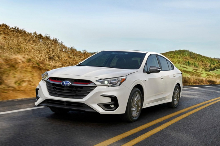 5 Subaru Legacy 2023 Bên cạnh mức giá phù hợp với túi tiền, còn có vô số lý do khác để yêu thích Subaru Legacy 2023. Tất cả 5 mẫu Legacy đều có cấu hình AWD đối xứng khiến chúng trở nên thú vị trong hầu hết mọi điều kiện thời tiết và đường xá. Phiên bản 2023 sở hữu động cơ 4 xi-lanh 2,5 lít kết hợp với hộp số tự động biến thiên liên tục (CVT) để tạo ra công suất 182 mã lực và mô-men xoắn 176 lb-ft. Xe có giá khởi điểm từ 24.395 USD.