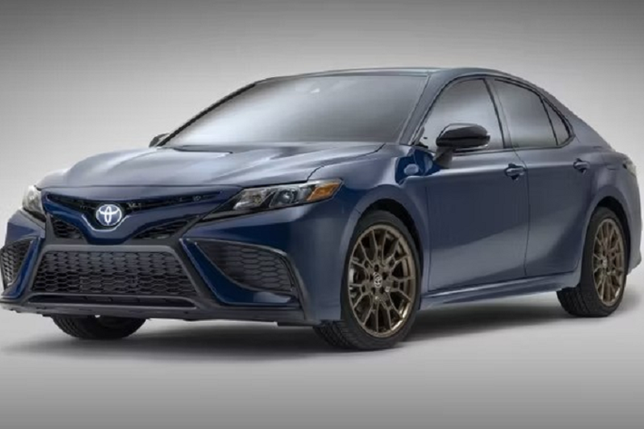 3 Toyota Camry Toyota Camry 2023 không gây thất vọng khi nói đến sự thoải mái, tiết kiệm nhiên liệu và ngoại hình. Camry LE cơ sở có tùy chọn hệ dẫn động AWD và có giá khởi điểm 25.945 USD. Mẫu xe này giúp bạn yên tâm hơn khi lái xe hàng ngày trên những con đường không mấy hoàn hảo. Cung cấp sức mạnh cho Camry LE AWD là động cơ 4 xi-lanh 2,5 lít cho công suất 202 mã lực và mô-men xoắn 182 lb-ft, hộp số tự động 8 cấp.