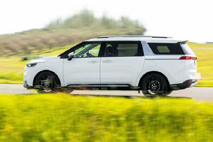 Carnival hiện vẫn đang là dòng xe MPV thương mại chủ lực của Kia trên toàn cầu nói chung và tại Việt Nam nói riêng. So với các đối thủ cùng phân khúc mẫu xe MPV Hàn Quốc này được đánh giá đẹp, rộng rãi và đặc biệt có mức giá "mềm" hơn khá nhiều.