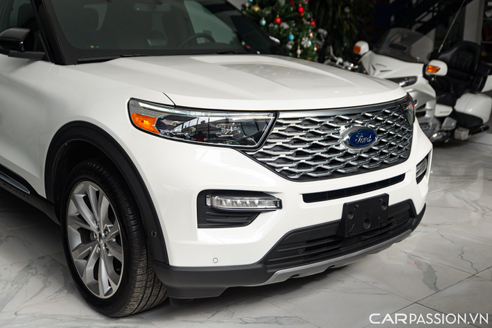 Hiện Ford Explorer 2022 bán chính hãng đang có mức giá rẻ hơn gần 1,6 tỷ đồng so với chiếc xe đang được nhắc đến trong bài này. Khác nhau về phiên bản cũng như thị trường phân phối nên chiếc Explorer Platinum này có nhiều điểm khác biệt với phiên bản được bán chính hãng.