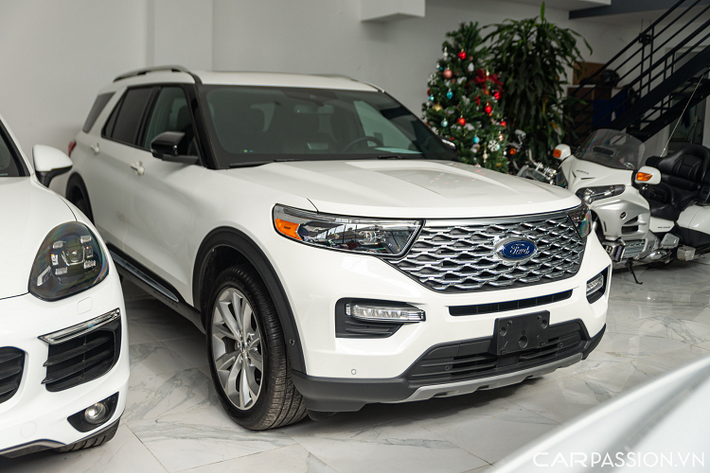 Ở thế hệ thứ 6, Ford Explorer Hoàn Toàn Mới 2022 được phát triển trên một khung gầm mới có chiều dài cơ sở tăng thêm 159mm giúp chiếc xe có tổng thể dài rộng, bề thế hơn. Vẫn giữ được chất khoẻ khoắn vốn có, ngoại hình của Ford Explorer 2022 được trau chuốt với nhiều điểm cải tiến tinh tế.