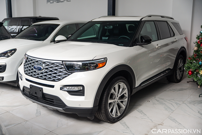 Sở dĩ có giá bán Ford Explorer Platinum 2022 mới này tớ hơn 4 tỷ đồng vì chiếc xe này được nhập khẩu tư nhân và thuộc phiên bản Platinum, là một trong hai bản cao cấp nhất của dòng Explorer tại Mỹ hiện nay, ở một vị thế cao hơn hẳn so với xe chính hãng Việt Nam vốn là bản Limited.