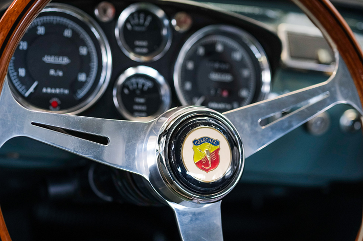 Bên trong, chiếc xe Fiat 500 đời 1970 độ từ Abarth Classiche có vô lăng bằng gỗ cùng trang bị một ghế đua đơn.