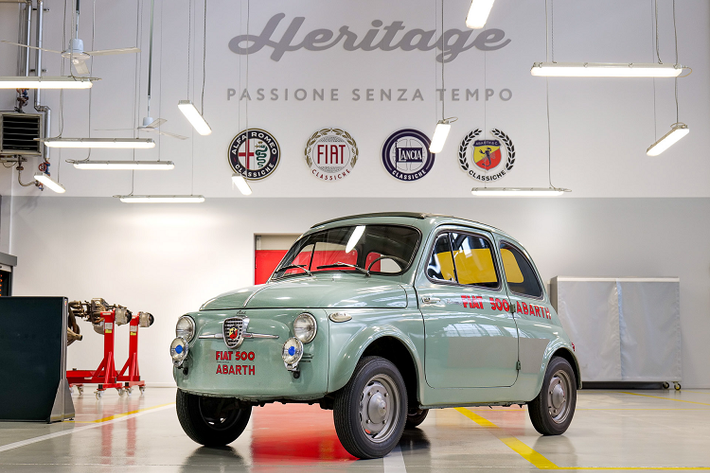 Chiếc xe mới đang được trưng bày tại triển lãm Milan AutoClassica và để khách tham quan tự đánh giá tác phẩm của nhóm Abarth Classiche giống với nguyên bản đến mức nào, chiếc xe phá kỷ lục thực sự cũng đã được khôi phục gần đây và được trưng bày cùng chiếc xe này trên khán đài.