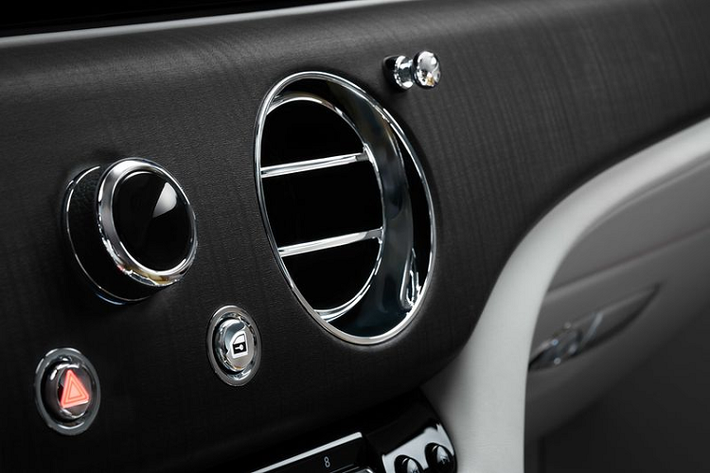 Spectre là mẫu Rolls-Royce sở hữu nhiều công nghệ kết nối nhất trong lịch sử. Và để khai thác khả năng xử lý thông tin của Trí tuệ Phi tập trung đầy ưu việt đó, yêu cầu về kinh nghiệm chuyên môn được đặt ra cao hơn bao giờ hết đối với các cá nhân tham gia dự án. Để đảm bảo giữ trọn vẹn trải nghiệm Rolls-Royce, cũng như nâng tầm chất lượng chuyến đi, thương hiệu đã lựa chọn các kỹ sư, phụ trách mảng phát triển và thử nghiệm sản phẩm, có kinh nghiệm nhất để dẫn dắt dự án.