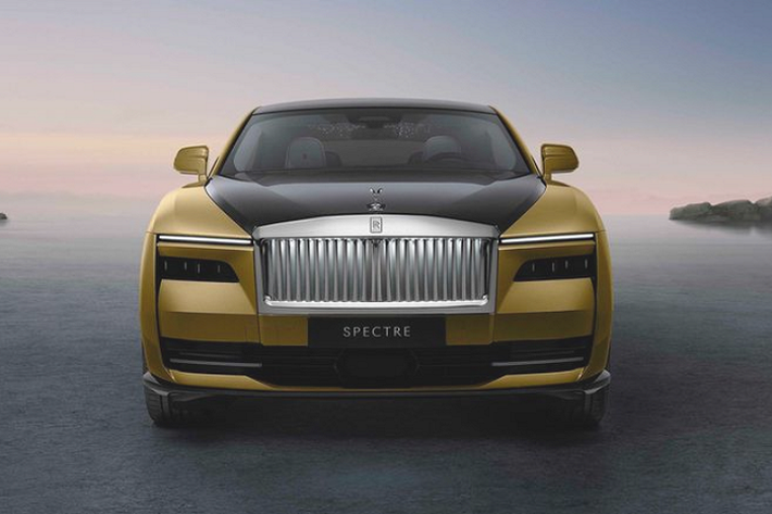 Nhìn từ phía trước, hệ thống đèn pha tách rời của Spectre giao nhau với phần lưới tản nhiệt, cũng là phiên bản rộng nhất từng được trang bị trên một chiếc Rolls-Royce. Các cánh của lưới tản nhiệt Pantheon giờ đây có phần mượt mà hơn ở đoạn cắt nhau và được căn chỉnh cho đều, được thiết kế nhằm dẫn luồng không khí ở khu vực phía trước của xe.