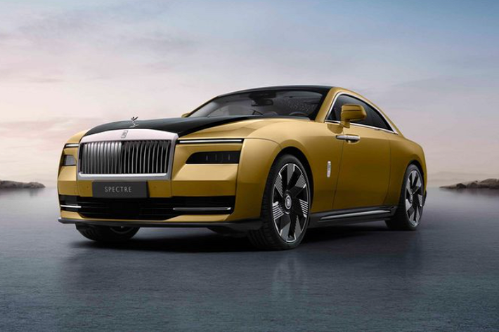 Rolls-Royce Spectre 2023 mới sẽ mở ra một tiền lệ mới trong việc chế tạo ra một chiếc xe động cơ hoàn toàn nguyên bản mà hãng gọi là Ultra-Luxury Electric Super Coupé (Chiếc Coupe Điện Siêu sang). Tên gọi này bắt nguồn từ tỷ lệ đầy phóng khoáng của Spectre, với cam kết rằng không có thứ gì xa xỉ hơn không gian cho trải nghiệm chuyến đi thoải mái.