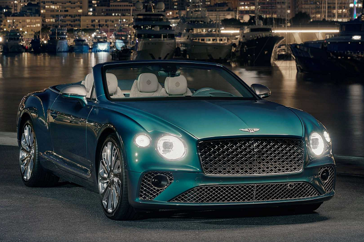  Bentley Continental GT Convertible 2023 mới có 3 tông màu ngoại thất phản phất màu xanh của biển Địa Trung Hải gồm Xanh Aegean, Xanh Aquamarine và Xanh Ca-ri-bê. Ngoài điểm nhấn bởi màu sắc ngoại thất, bộ sưu tập Mulliner Riviera còn bổ sung body kit bằng sợi carbon. Chỉ có 3 chiếc Continental GT Convertible được sản xuất trên toàn thế giới.
