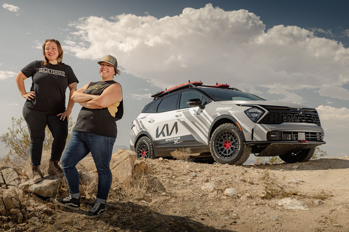 Theressa Contreras và Sara Morosan, chủ sở hữu của LGE-CTS Motorsports và Baja Forged đã giúp phát triển chiếc xe việt dã ấn tượng này.