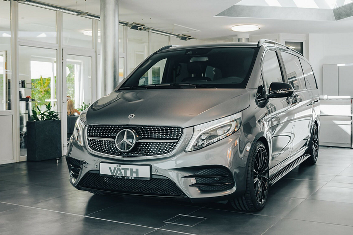 Trong quá trình làm việc trên chiếc xe MPV Mercedes-Benz V300d độ VÄTH này, thương hiệu đã lựa chọn cho xe màu sắc hoàn thiện trong màu bóng có tên là Selenite Grey. Xe được trang bị các lò xo thấp hơn giúp giảm chiều cao của xe xuống 30 mm và mang lại cho chiếc xe vẻ ngoài thể thao hơn nhiều.