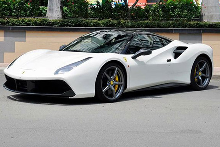 Theo thông tin ban đầu, chiếc Ferrari 488 GTB hơn 15 tỷ đồng này sở hữu ngoại thất đen huyền bí, nhưng sau đó đã được chủ nhân mới cho thay đổi màu sơn lại gần như toàn bộ chỉ trừ các chi tiết: phần nóc xe, líp trước, để trở thành màu trắng như trong bài.