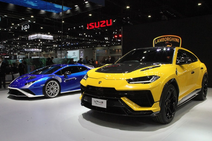 7. Lamborghini Urus Performante Urus Performante là chiếc SUV hiệu năng cao với thiết kế thể thao và khả năng vận hành ấn tượng trên cả đường phố, trường đua hay địa hình phức tạp. Lamborghini Urus Performante sở hữu động cơ V8 4.0L tăng áp kép cho công suất 657 mã lực, mô-men xoắn 850 Nm cho phép xe tăng tốc từ 0 lên 100 km/h trong 3,3 giây, đi kèm hộp số tự động ZF 8 cấp, vectơ mô-men xoắn phía sau và nhiều chế độ dẫn động.