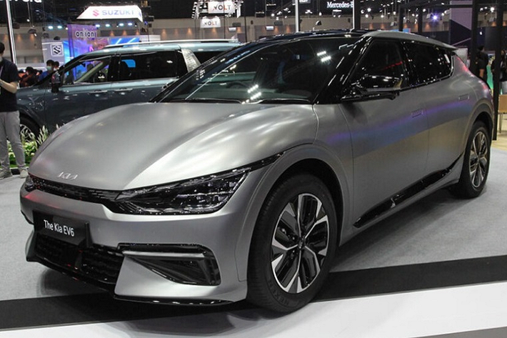 6. Kia EV6 Thái Lan chính là địa điểm dừng chân tiếp theo ở Đông Nam Á của Kia EV6, sau khi ra mắt tại Malaysia vào tháng 6 năm nay. Tại Việt Nam, Kia EV6 đã được Thaco công bố thông tin vào tháng 7 năm ngoái và dự kiến ra mắt trong năm 2022. Tuy nhiên hiện tại mẫu xe này vẫn chưa xuất hiện ở nước ta.