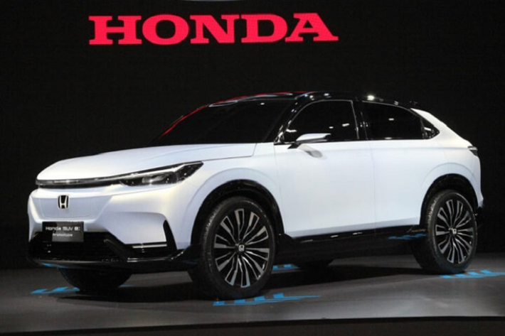 2. Honda SUV e:Prototype Đây là bản concept của mẫu xe điện HR-V đang được phát triển tại thị trường Trung Quốc. Đây là sản phẩm đầu tiên trong số 10 mẫu xe điện mới được Honda dự định ra mắt tại thị trường Trung Quốc trong thời gian tới. Mẫu xe này tự tin mang đến trải nghiệm lái xe vượt trội khi sở hữu vẻ ngoài thanh lịch, động cơ tiên tiến cùng hệ thống an toàn Honda Sensing.