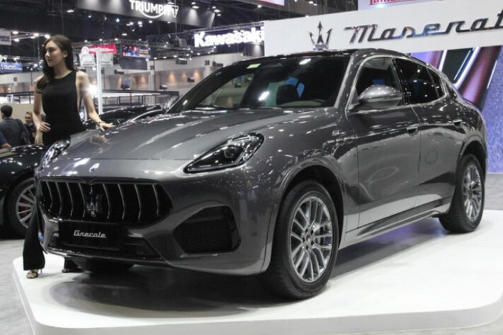 9. Maserati Grecale Dòng xe hoàn toàn mới mang tên gọi Grecale của hãng xe Maserati đã được cho ra mắt toàn cầu vào tháng 3 năm nay. Phiên bản Trofeo sử dụng động cơ V6 3.0 lít tăng áp kép, sản sinh công suất lên tới 523 mã lực cùng mô-men xoắn 620 Nm. Khả năng tăng tốc của xe khá ấn tượng khi chỉ tốn 3,8 giây để đạt 100 km/h. Vận tốc tối đa của xe là 285 km/h. Tại xứ sở chùa Vàng, chiếc SUV hạng sang này được phân phối phiên bản Trofeo với mức giá 4,3 tỷ đồng.