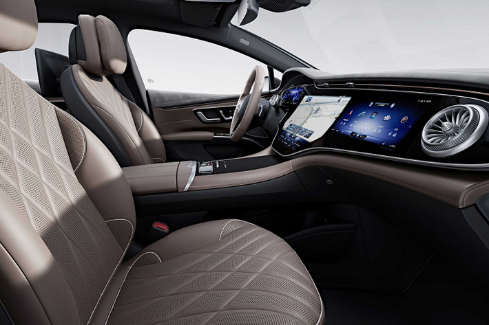 Gói tuỳ chọn Manufaktur cho Mercedes-Benz EQS với các tấm da chất lượng cao tương tự cũng được sử dụng trên vô lăng, bệ tỳ tay ở cửa, bảng điều khiển trung tâm và phần dưới của bảng điều khiển. Khách hàng cũng có thể lựa chọn về thảm sàn xe có viền da Nappa.