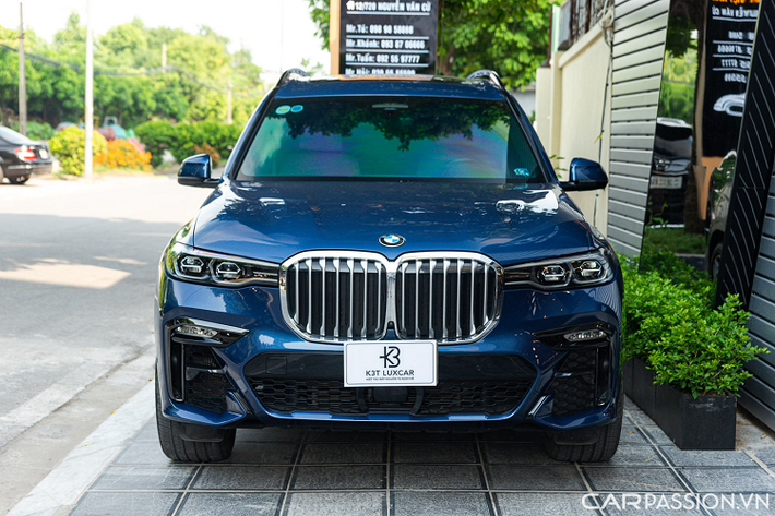 Mẫu SUV tới từ Đức sở hữu kích thước dài x rộng x cao lần lượt là 5.163 x 1.999 x 1.805 mm, chiều dài cơ sở 3.103 mm. Đối thủ của BMW X7 là những mẫu xe như Mercedes-Benz GLS 450, Volvo XC90 hay là Lexus LX 600 mới được ra mắt.