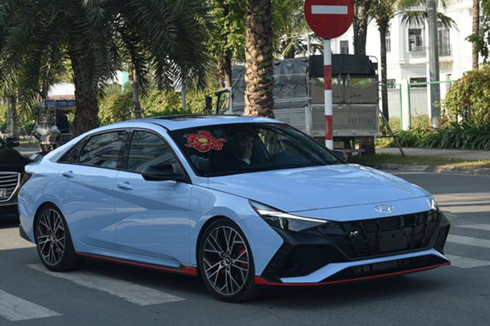 Chiếc Hyundai Elantra N 2023 mới xuất hiện trên đường phố Việt tại một đám ăn hỏi mà không hề được ngụy trang hay mang biển số tạm. Đây là động thái cho thấy TC Motor sắp ra mắt mẫu sedan hiệu suất cao này tại Việt Nam trong thời gian tới.