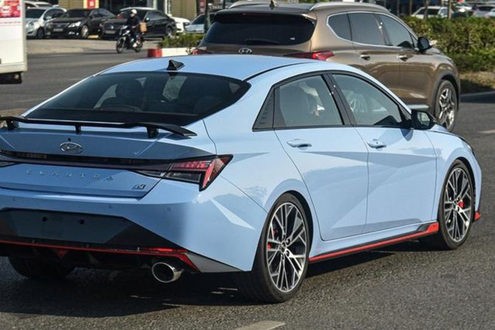 Trước đó, Elantra N đã cũng từng bị bắt gặp đang chaỵ thử trên đường và khi đi đăng kiểm ở Hà Nội. Qua những hình ảnh được ghi lại, chiếc xe sedan Hyundai Elantra N 2023 có ngoại thất màu xanh kết hợp với một số điểm nhấn màu đỏ, đây là màu đặc trưng trên phân nhánh hiệu suất cao N của Hyundai trên thế giới.