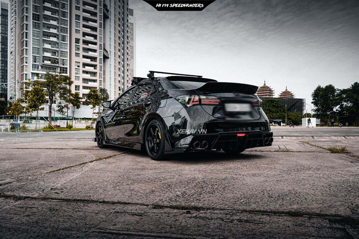 Món "đồ chơi" đáng chú ý nhất trên xe chắc chắn là bộ bodykit. Điển hình là bộ lip cản trước của Toyota Corolla Altis đã trở nên hầm hố, thể thao hơn với 2 thanh giằng.