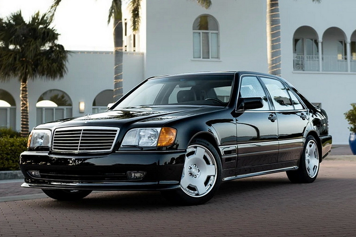 Mẫu xe Mercedes-Benz 600 SEL đời 1992 vốn đã cổ điển này là chiếc xe có động cơ M120 V12 có dung tích lớn nhất từng được chế tạo ở mức 7.6 lít, chỉ sản sinh công suất 615 mã lực.