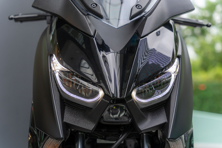 Ở thế hệ mới nhất, Yamaha Tmax 560 2022 nhận được nhiều nâng cấp về công nghệ cũng như ngoại hình. Ngoại hình xe thon gọn hơn phiên bản cũ, với yên xe và gác chân được điều chỉnh dài hơn theo hướng công thái học nhằm tăng tối đa sự thoải mái cho cả người lái lẫn hành khách, cùng với yên phụ có thể tùy chỉnh cho phù hợp nhất với tư thế ngồi.