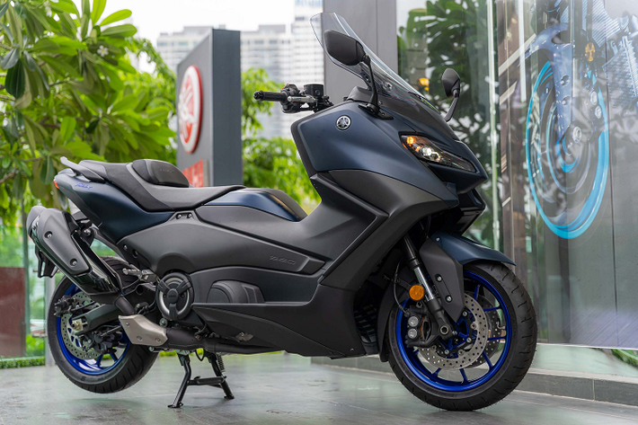 Sáng ngày 8/10/2022, bộ đôi xe tay ga cỡ lớn Yamaha Xmax và Yamaha Tmax 2022 theo diện phân phối chính hãng tại Việt Nam đã ra mắt tại TP HCM. Được biết, hiện khách hàng đã có thể đặt mua xe Yamaha Xmax 300 2022 mới với giá bán dự kiến 129 triệu đồng, còn giá xe Yamaha Tmax 560 2022 lên đến 409 triệu đồng.