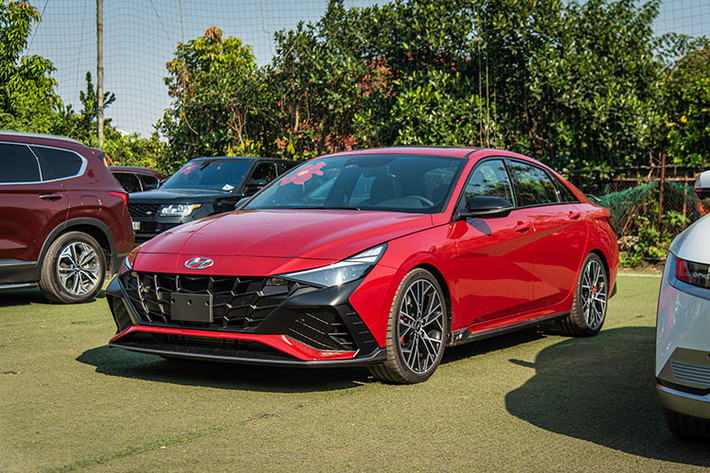 So với Elantra bản thường, Hyundai Elantra N 2023 có một số đặc điểm nhận dạng như hốc gió trung tâm cỡ lớn, bộ chẻ khí mới dưới cản trước, ốp sườn, vành la-zăng 19 inch, lốp Michelin Pilot 4S 245/35ZR19, bộ khuếch tán gió sau, cánh gió đuôi cố định và đèn hậu lấy cảm hứng từ xe đua Công thức 1. Trên lưới tản nhiệt, cùm phanh và cửa cốp sau đều có logo "N".