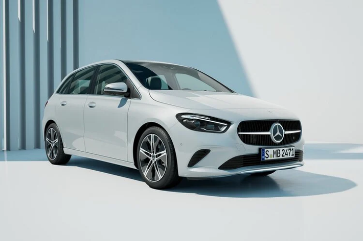 Phiên bản Plug-in Hybrid của B-Class 2023 cũng được nâng cấp bộ pin điện áp cao, cùng với chuẩn sạc 3.7 kW. Chuẩn sạc mới có thể tiếp nhận sạc AC 11 kW, thay vì 7,4 kW như trước đây.